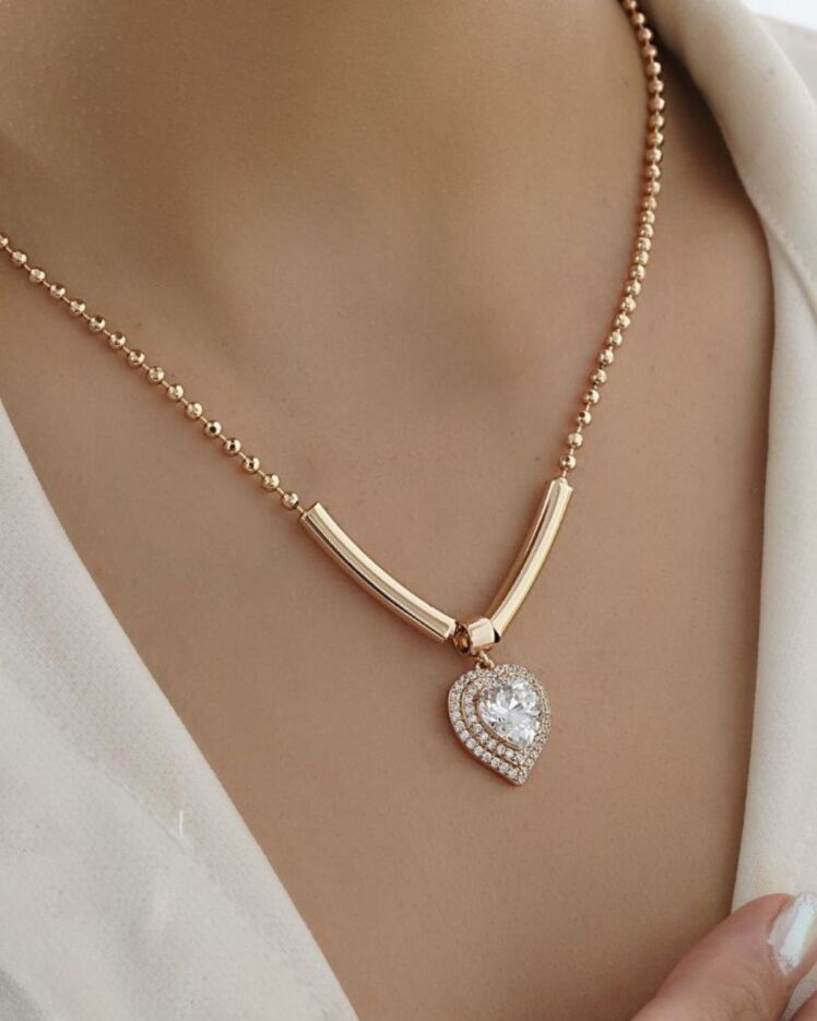 گردنبند زنانه طلایی با آویز قلب کریستالی سواروسکی نگین درشت سفید و نگینهای زیرکونیا از برند ژوپینگ در نوروژ اکسسوری