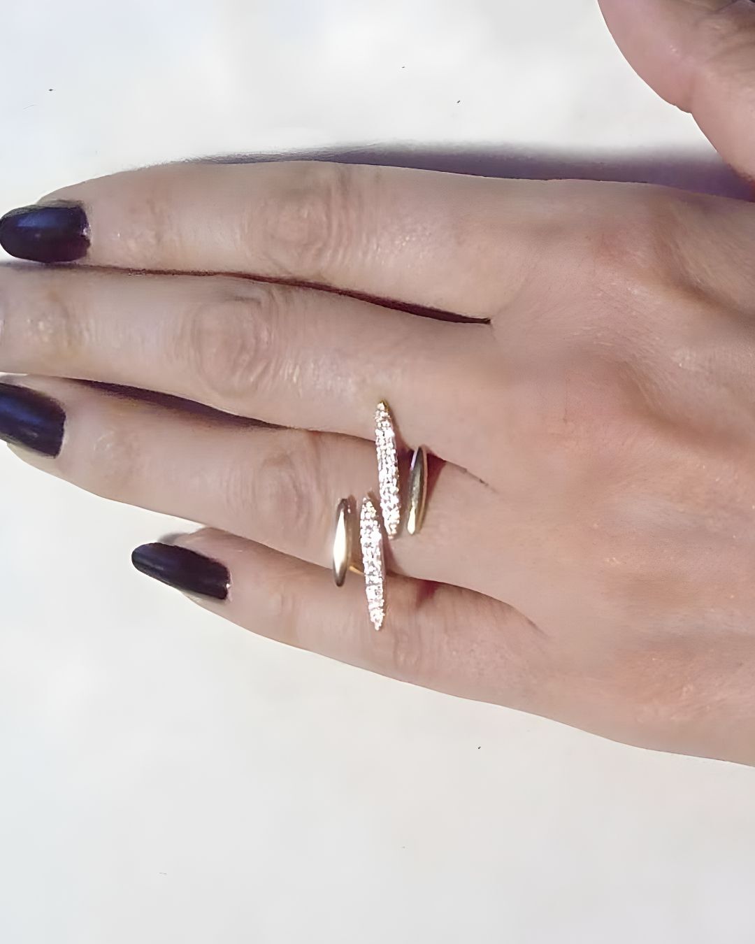 انگشتر زنانه طلایی فانتزی طرح مدرن نگین دار از سواروسکی برند ژوپینگ در نوروژ اکسسوری تنخور