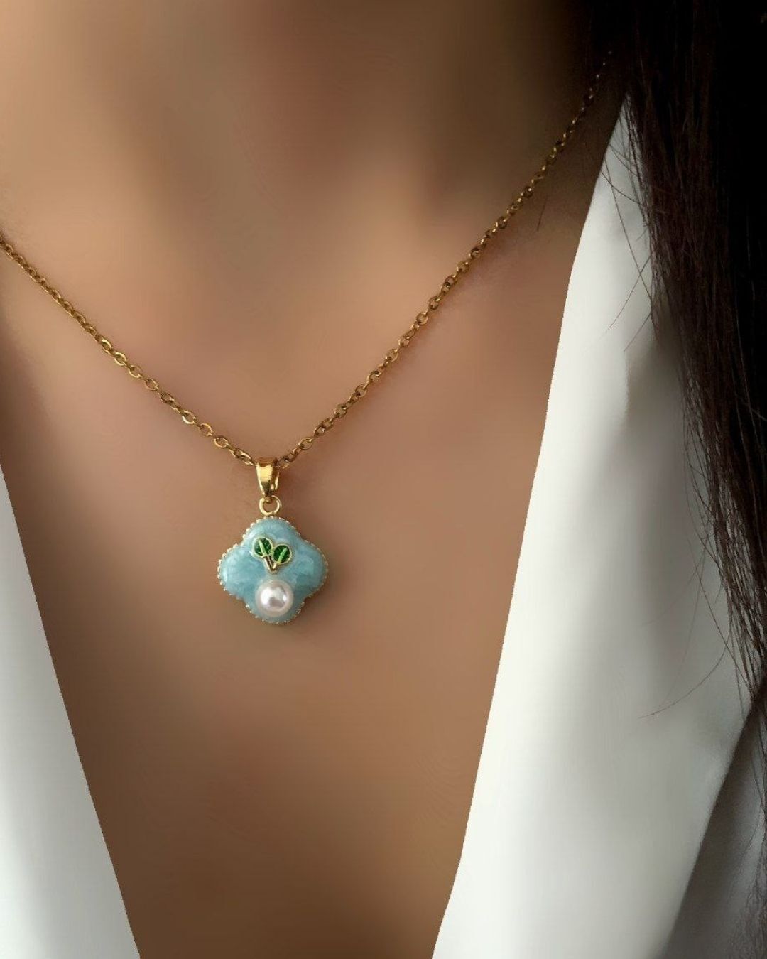  گردنبند زنانه مینا کاری طلایی با آویز ون کلیف مزین به مروارید سفید در نوروژ اکسسوری 