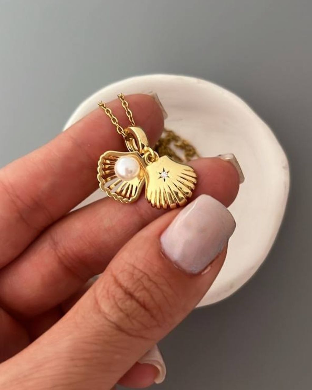  گردنبند زنانه لاکت طلایی با آویز فانتزی صدف ومروارید درون آن در نوروژ اکسسوری 