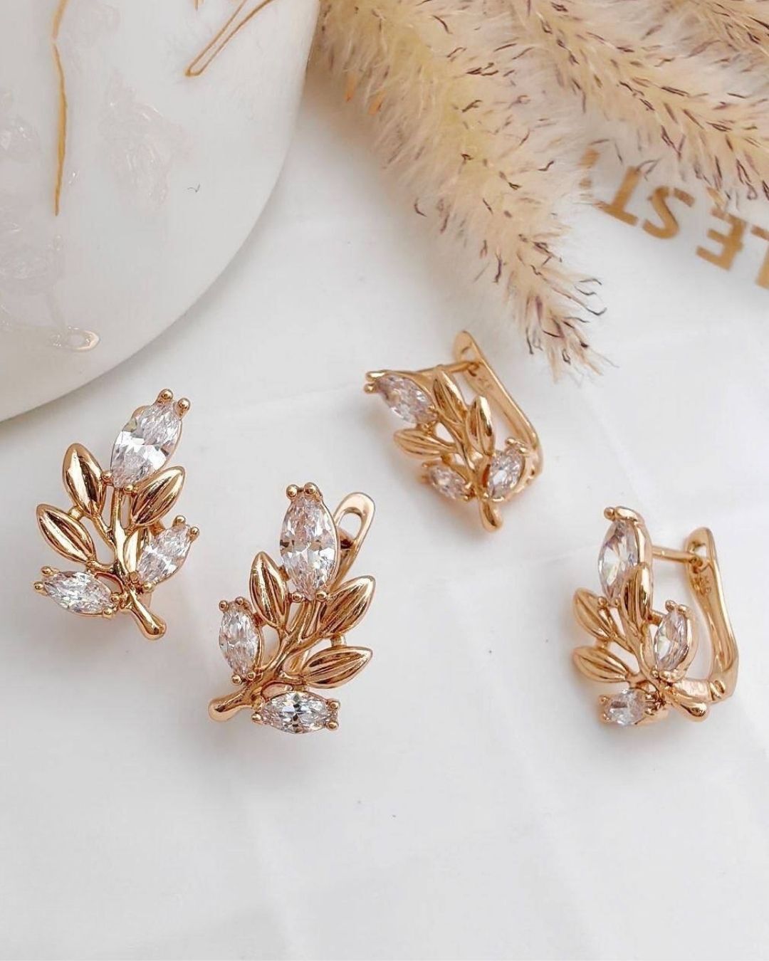  گوشواره زنانه کلیپسی طرح خوشه برگ طلایی و نگین های مارکیز سواروسکی برند ژوپینگ در نوروژ اکسسوری 