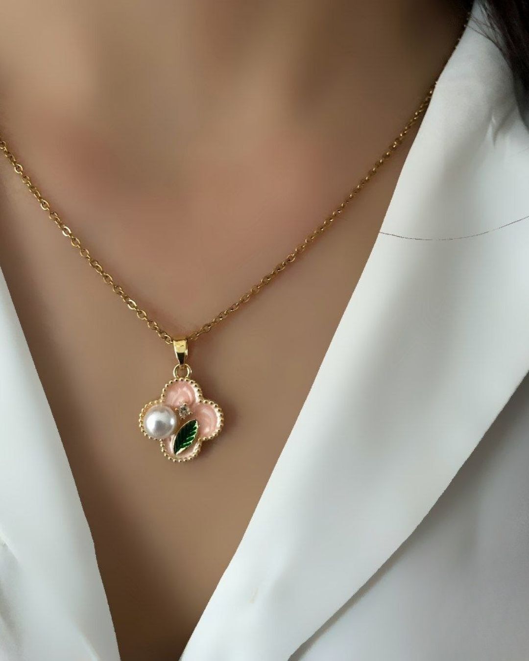  گردنبند زنانه مینا کاری طلایی با آویز ون کلیف تزیین شده با نگین و مروارید و برگ سبز در نوروژ اکسسوری 