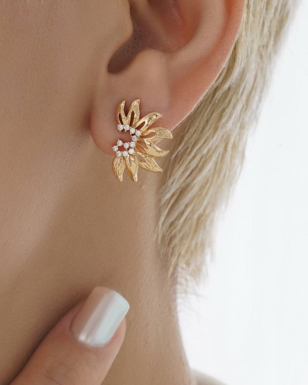  گوشواره میخی طلایی طرح خورشید با نگین های سواروسکی برند ژوپینگ در نوروژ اکسسوری 