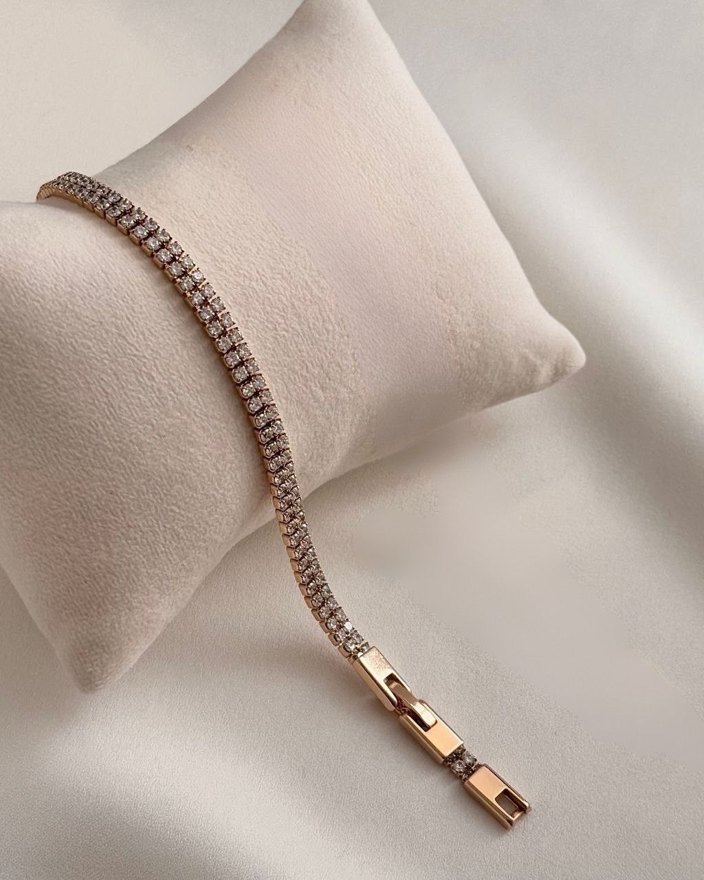  دستبند زنانه تنیسی با قاب طلایی از برندژوپینگ با قفل اضافی و نگین سواروسکی در نوروژ اکسسوری 