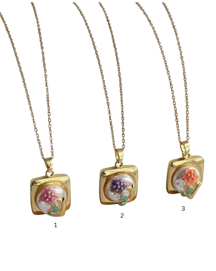 گردنبند زنانه مینا کاری طلایی با آویز مربع برجسته وگلهای رنگارنگ در نوروژ اکسسوری