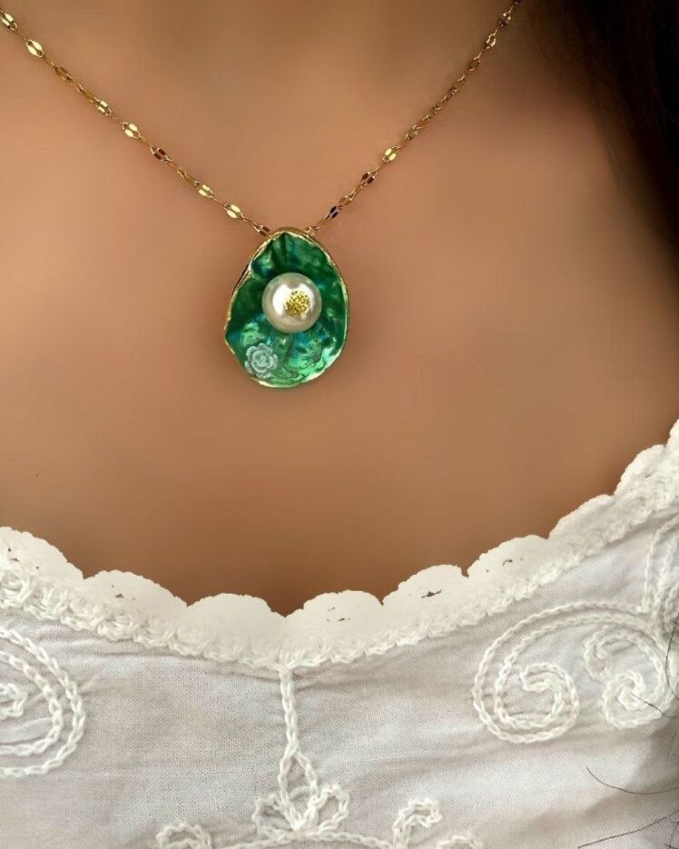 گردنبند زنانه مینا کاری طلایی با آویز صدف سبز و مروارید در نوروژ اکسسوری