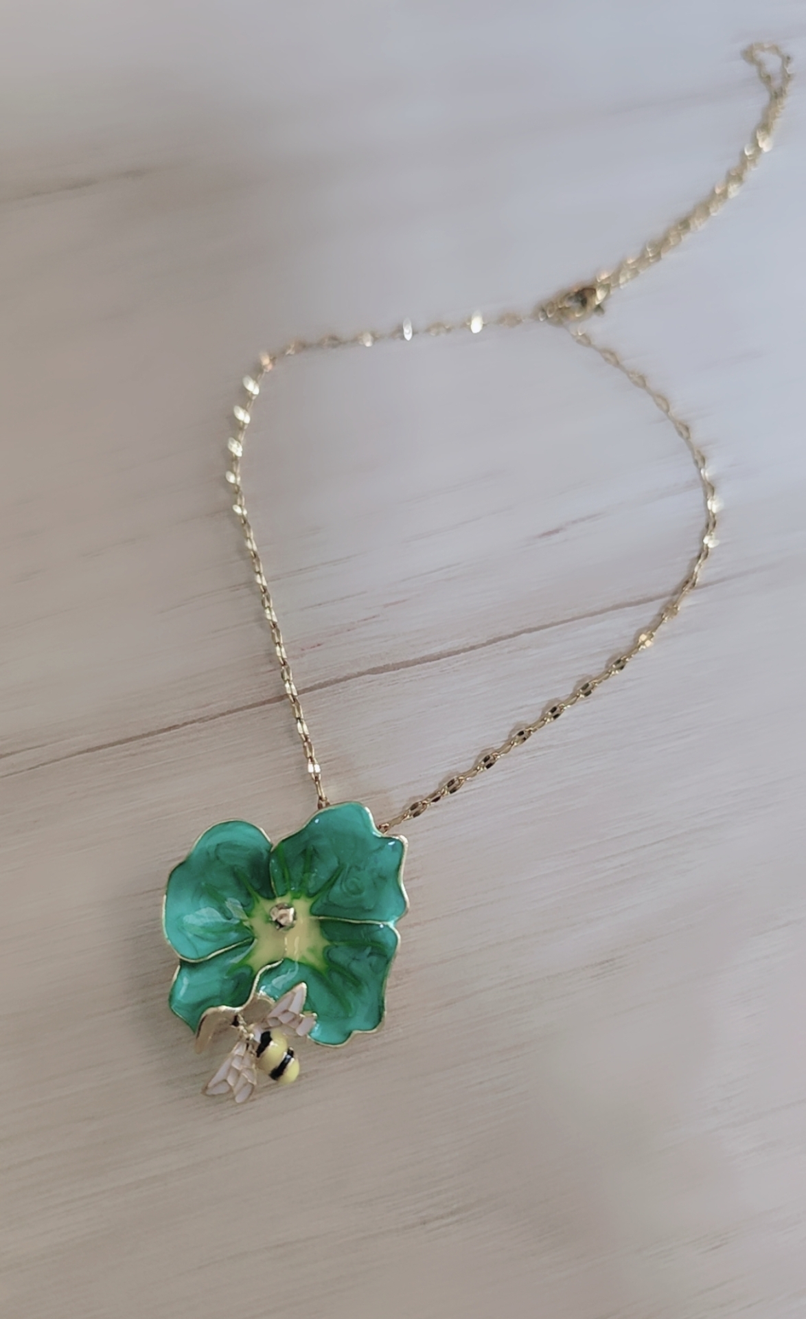 گردنبند زنانه مینا کاری طلایی با آویز فانتزی طرح گل سبز فیروزه ای و پروانه مینا کاری طلایی و سفید برند ترک در نوروژ