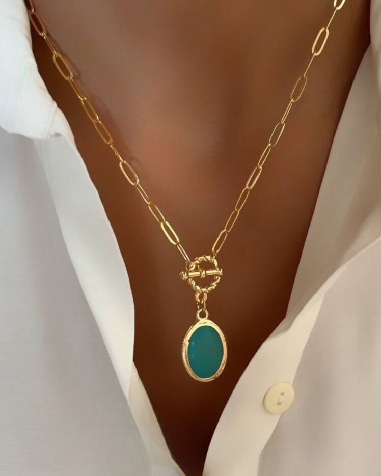 گردنبند زنانه طلایی با زنجیر کارتیه و آویزبیضی با سنگ آبی فیروزه ای وقاب طلایی برند ترک در نوروژ اکسسوری
