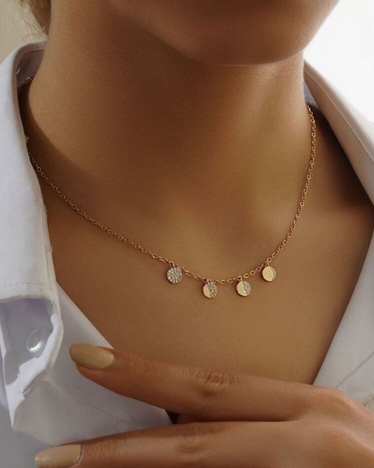 گردنبند زنانه طلایی با شرابه های دایره ای نگین دارژوپینگ در نوروژ اکسسوری