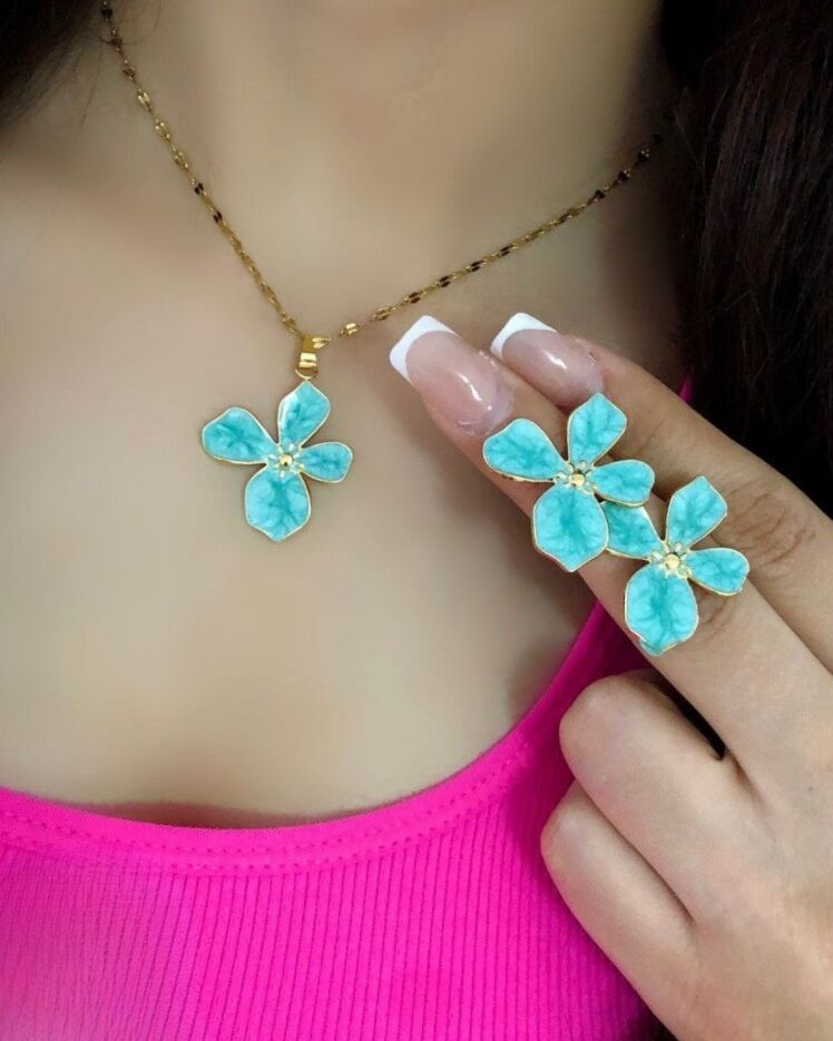 نیمست گردنبند و گوشواره زنانه میناکاری طرح گل طلایی وآبی روشن گوشواره میخی در نوروژ اکسسوری