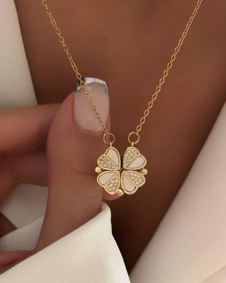 گردنبند زنانه مینا کاری طلایی با آویز طرح شبدر شیری و طلایی نگین دار در نوروژ اکسسوری