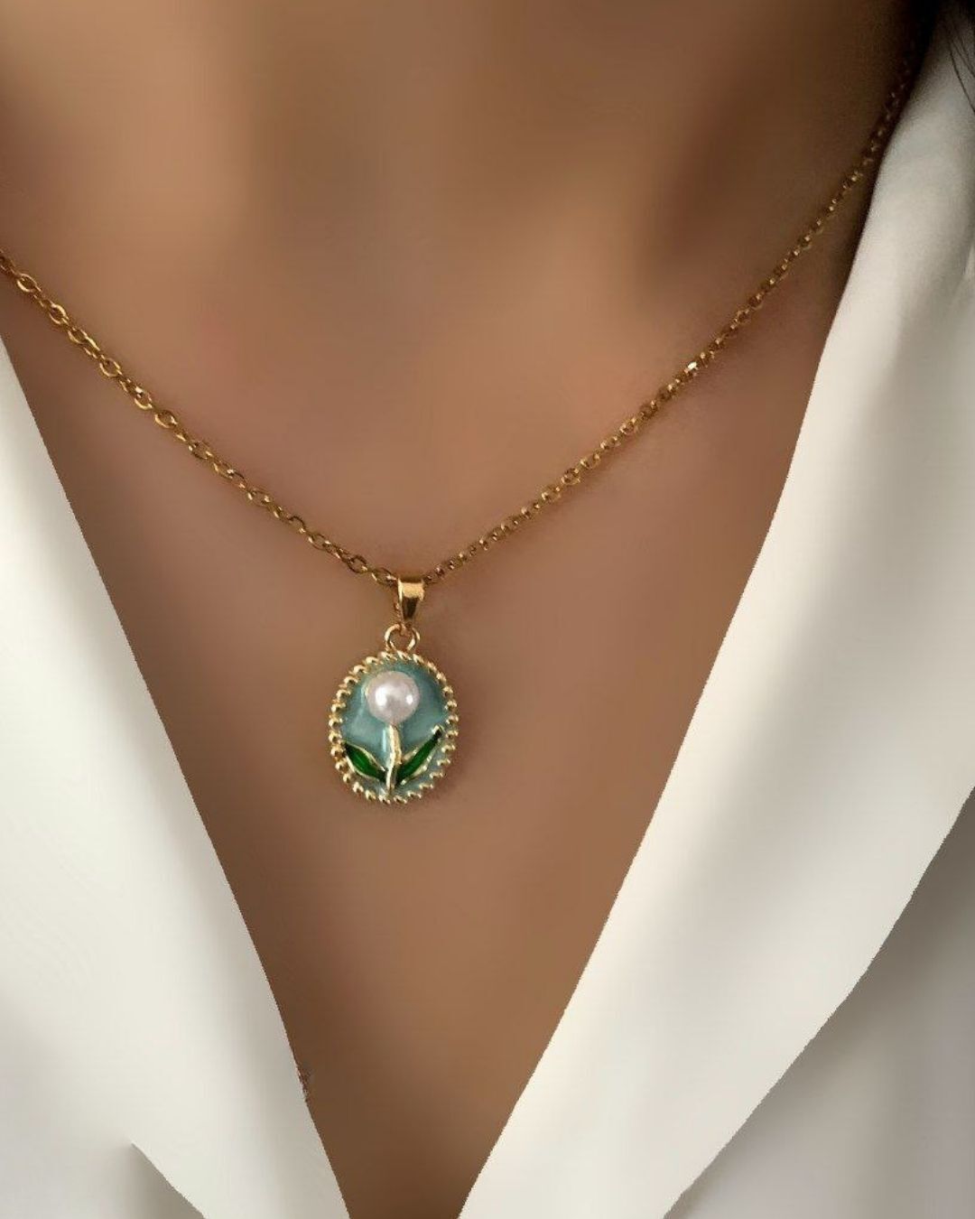 گردنبند زنانه مینا کاری طلایی با آویزبیضی وگل سفید مرواریدی در نوروژ اکسسوری