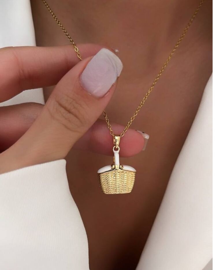 گردنبند زنانه مینا کاری طلایی با آویزفانتزی طرح سبد ودر سبد میناکاری سفید در نوروژ اکسسوری