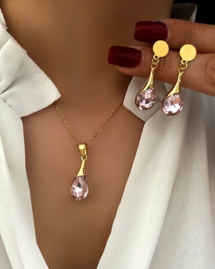 نیمست گردنبند و گوشواره زنانه طلایی با نگین اشکی درشت سواروسکی و گوشواره میخی در نوروژ اکسسوری