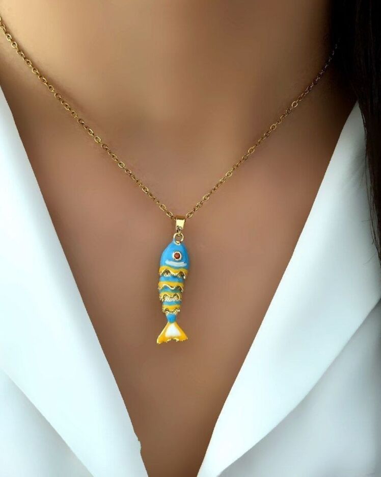 گردنبند زنانه مینا کاری طلایی با آویز ماهی آبی و زرد در نوروژ اکسسوری
