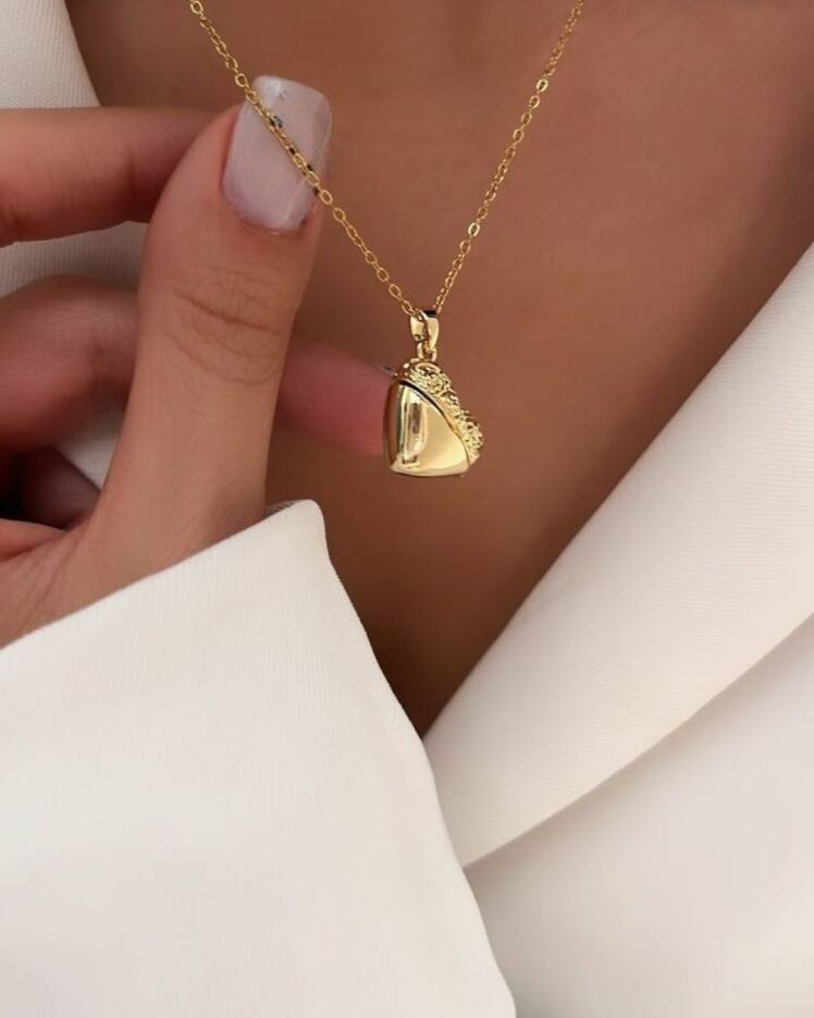 گردنبند زنانه لاکت طلایی با آویز قلب و یک نگین قرمز سواروفسکی درون لاکت فشن ترین آویز امسال در نوروژ اکسسوری