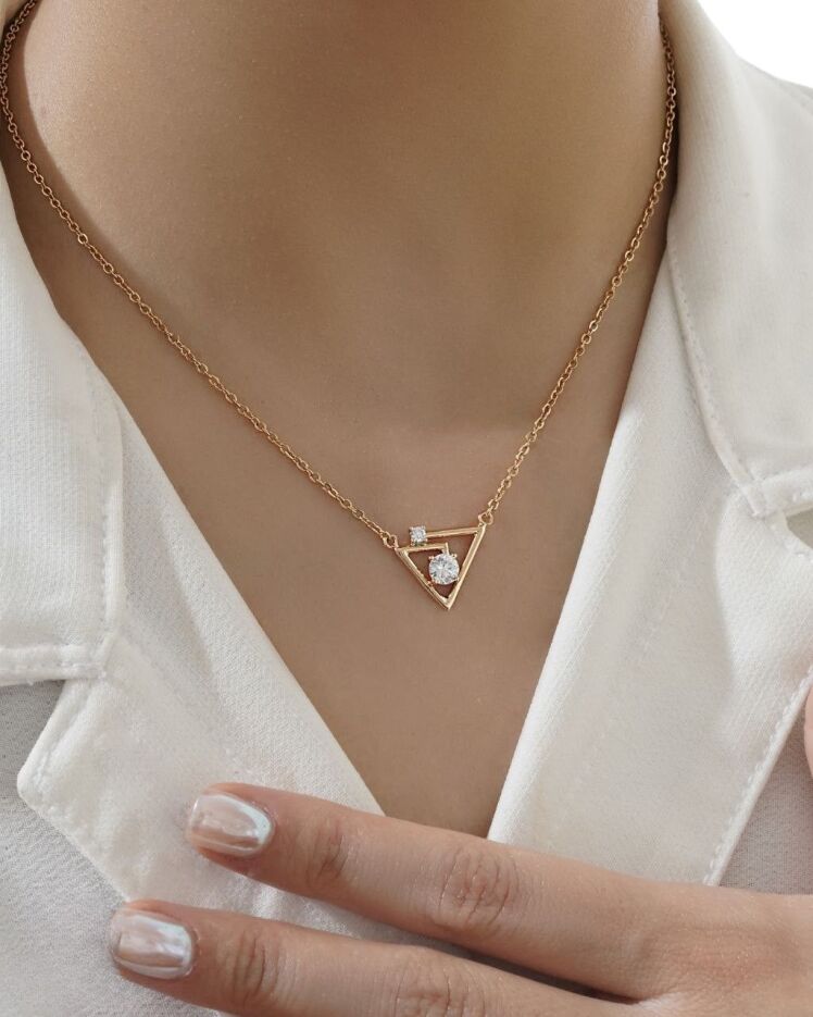 گردنبند زنانه طلایی با آویز مثلث بانگین سواروسکی از برند ژوپینگ در نوروژ اکسسوری