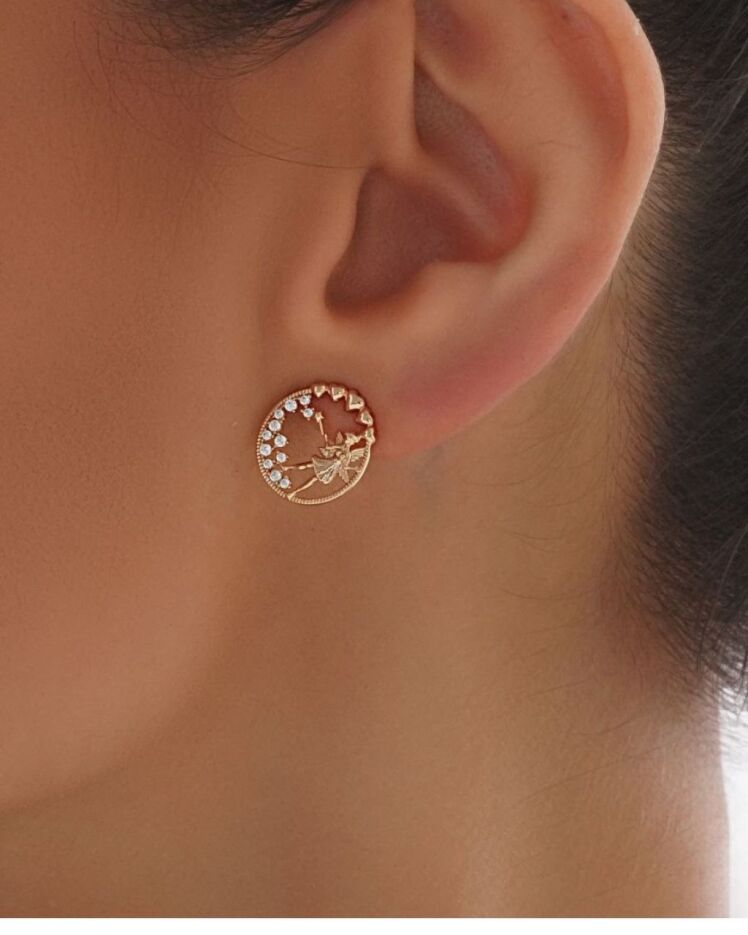 گوشواره میخی طلایی دایره طرح فرشته و نگین های سواروسکی در نوروژ اکسسوری