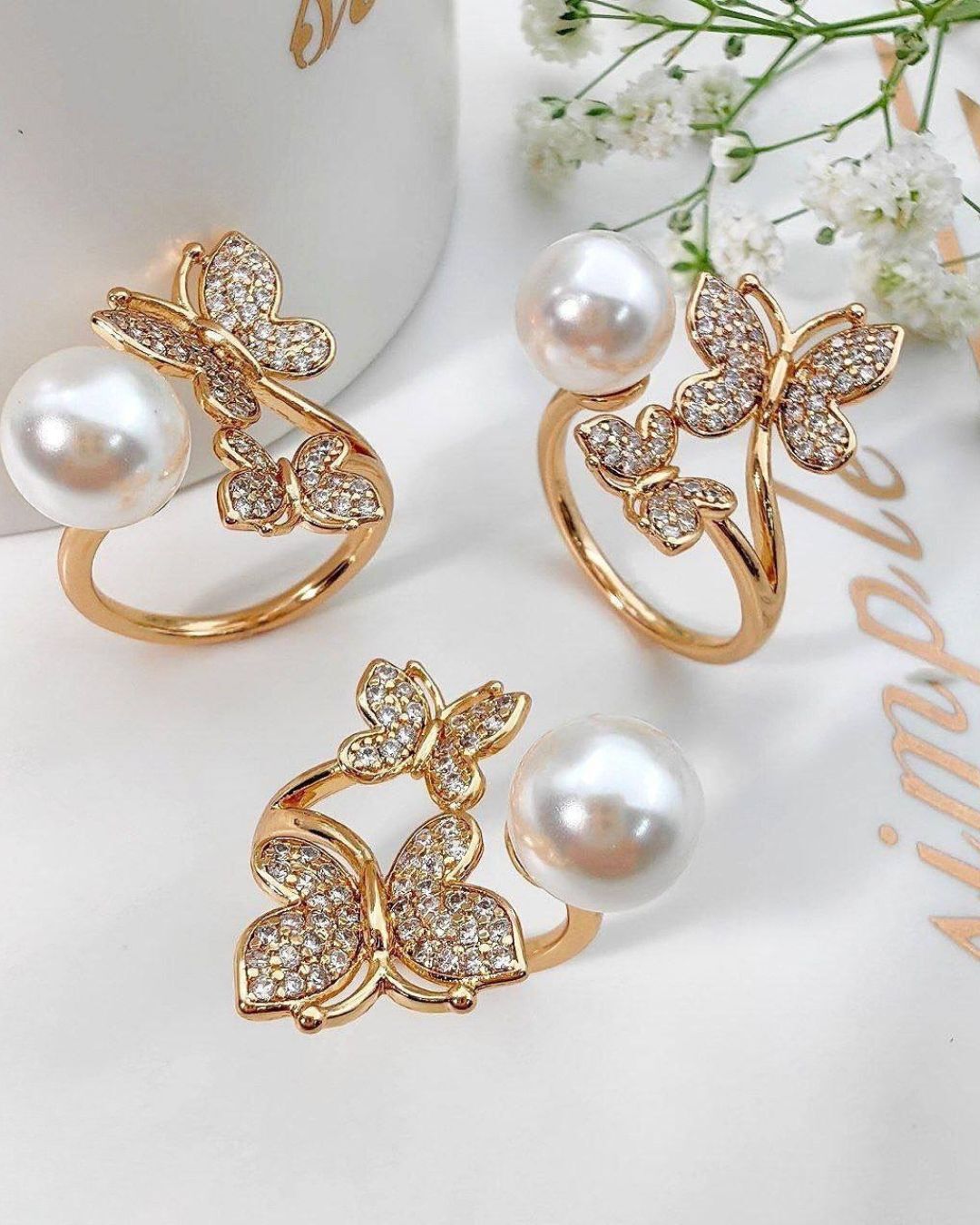  انگشتر زنانه طلایی فانتزی طرح پروانه و مرواریدبا نگین های سواروسکی برند ژوپینگ در نوروژ اکسسوری 