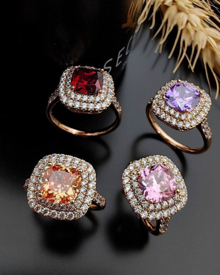 انگشتر زنانه طلایی به شکل مربع با نگین تراش دار درشت رنگی از سواروسکی وتزیین نگین های زیرکونیا برند ژوپینگ در نوروژ 