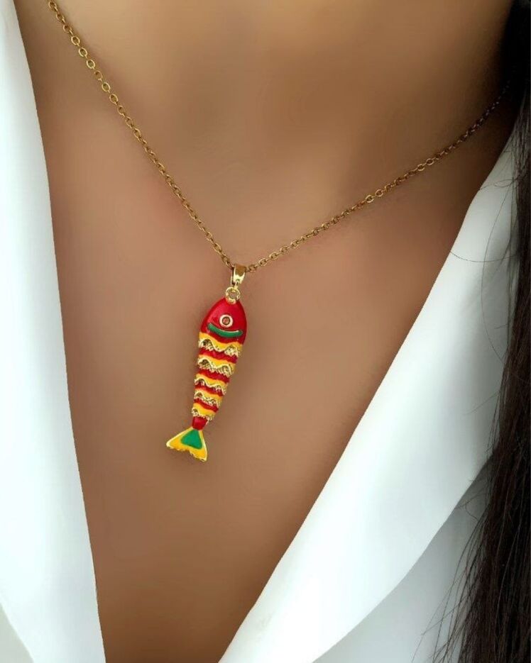 گردنبند زنانه مینا کاری طلایی با آویز ماهی قرمز زرد طلایی سبز در نوروژ اکسسوری