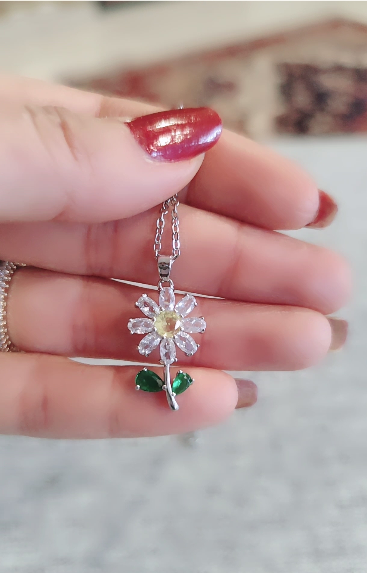 گردنبند زنانه با آویزگل تمام نگین سواروسکی و زنجیر استیل سفید برند ترک در نوروژ اکسسوری