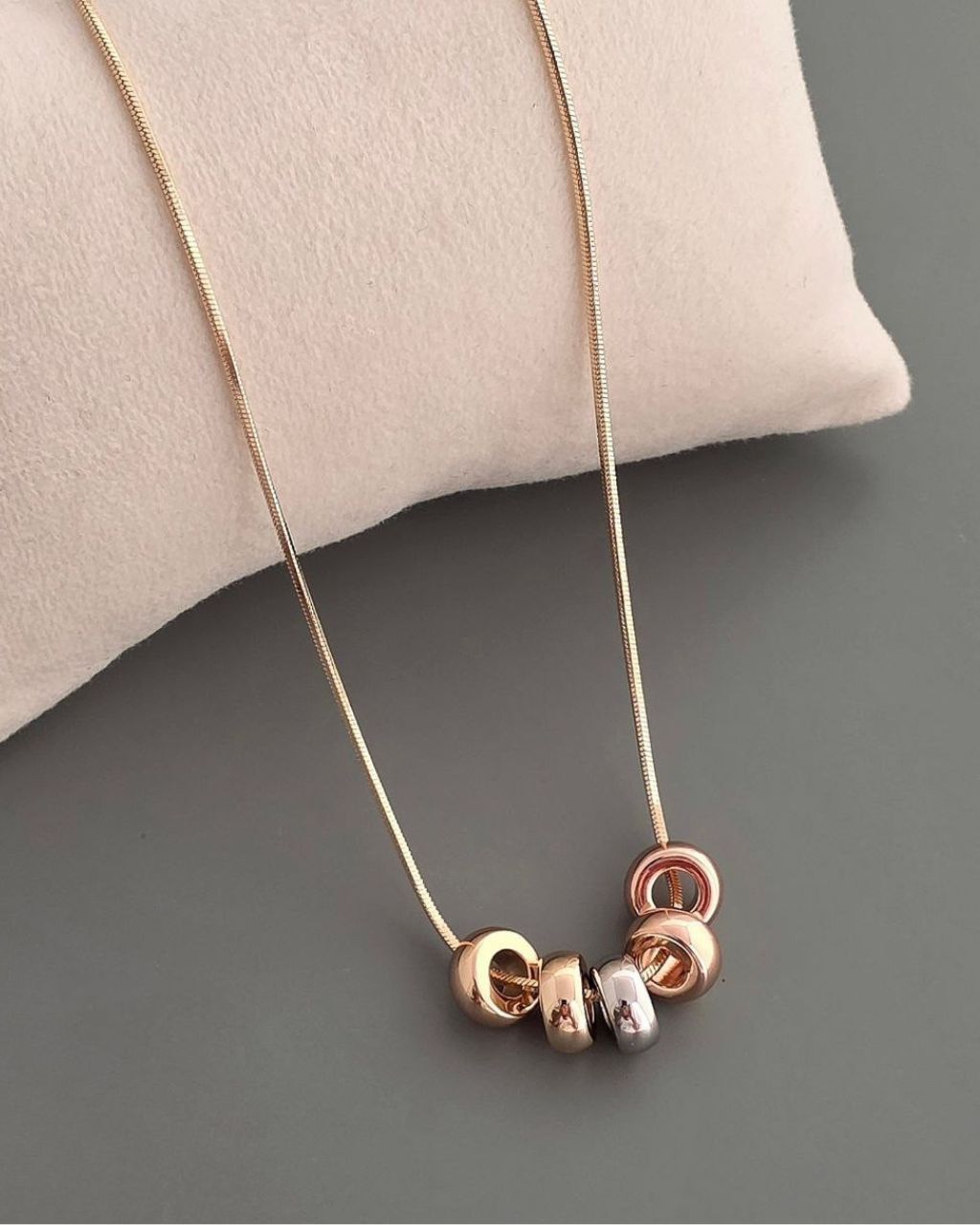 گردنبند زنانه طلایی با پنج آویزرینگ دو رنگ طلایی سفید ژوپینگ در نوروژ اکسسوری 