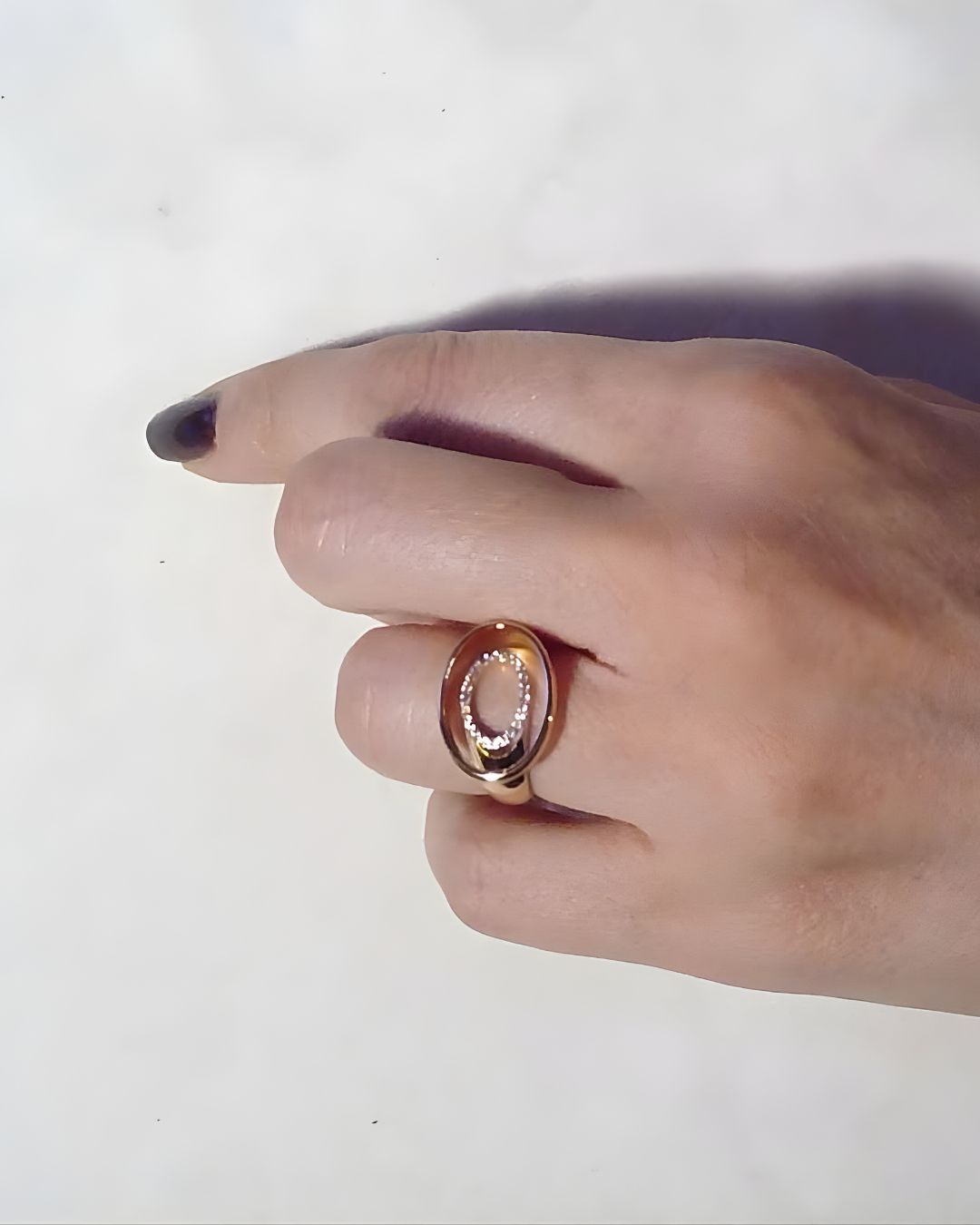  انگشتر زنانه طلایی به شکل بیضی با نگینهای سواروسکی برند ژوپینگ در نوروژ اکسسوری نمای نزدیک 