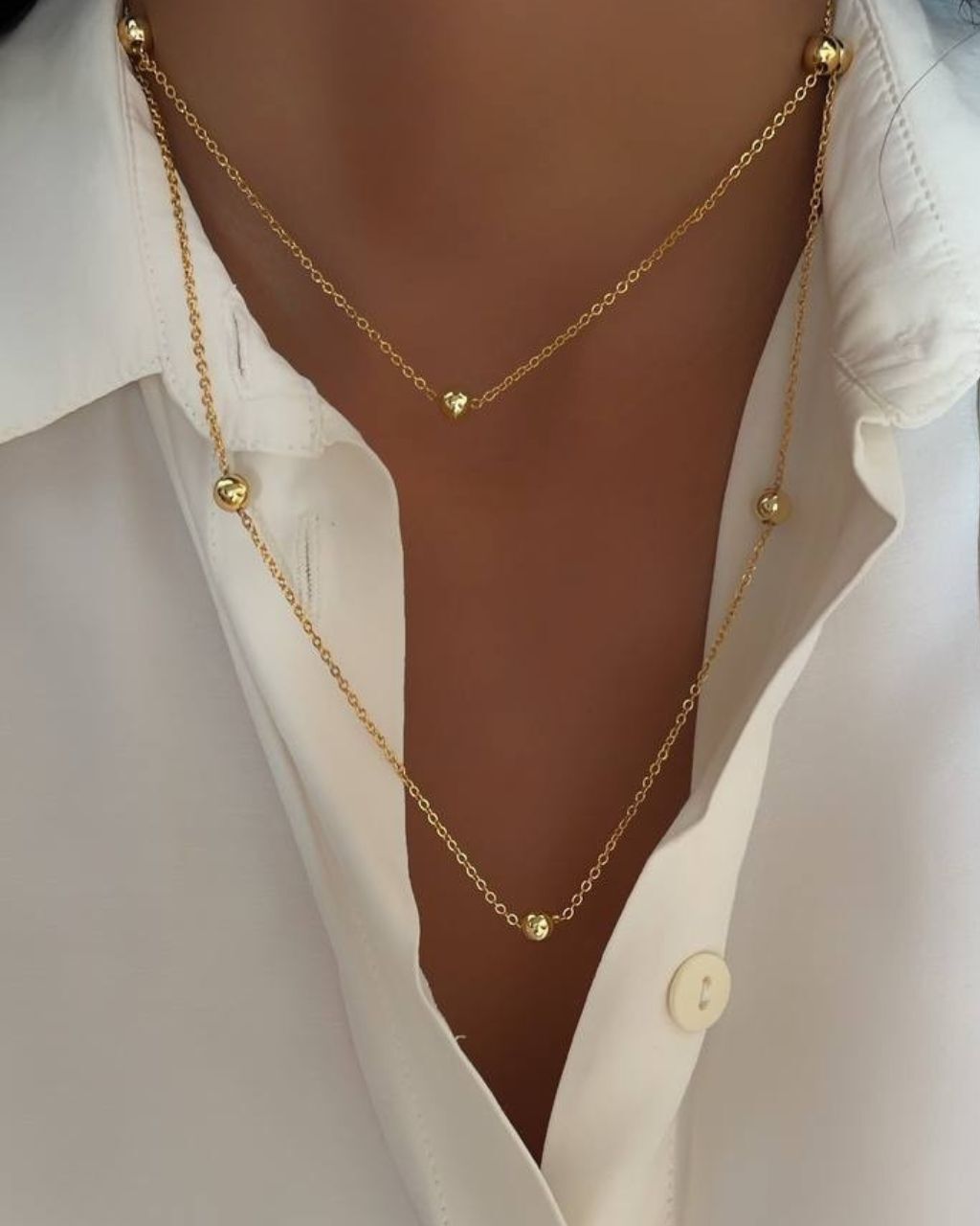 گردنبند زنانه طلایی رو لباسی زنجیر و گوی در نوروژ اکسسوری