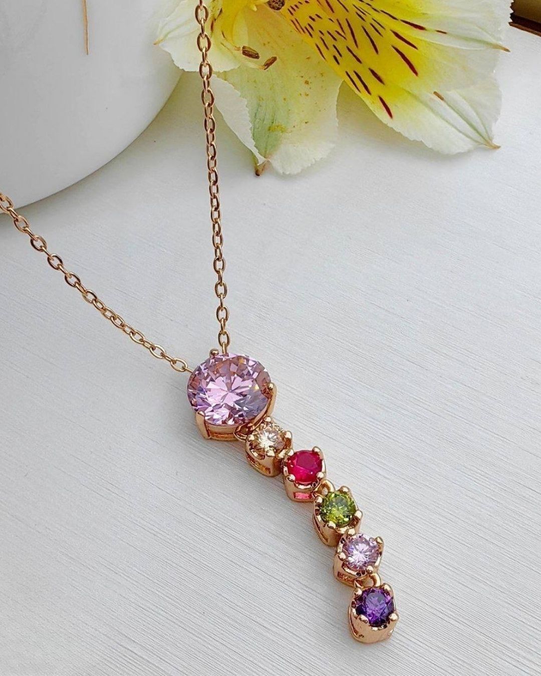  گردنبند زنانه طلایی با آویز رشته ای نگین‌دار سواروسکی با سنگهای رنگارنگ از برند ژوپینگ فوق العاده براق ودرخشان در نوروژ 