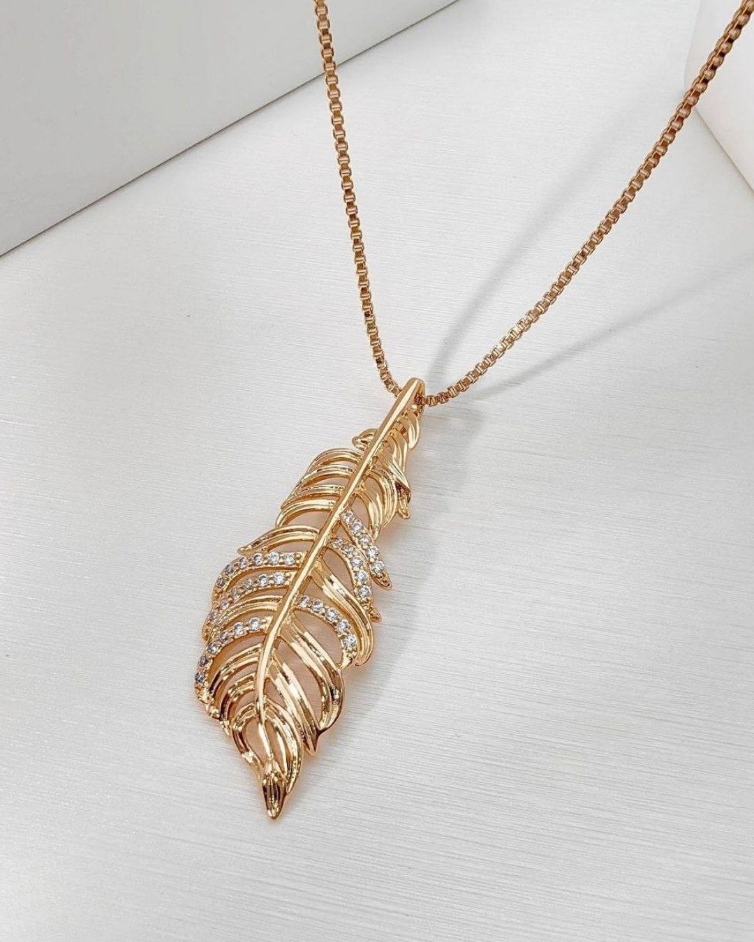  گردنبند زنانه طلایی با آویز برگ ژوپینگ با نگین های سواروسکی در نوروژ اکسسوری 
