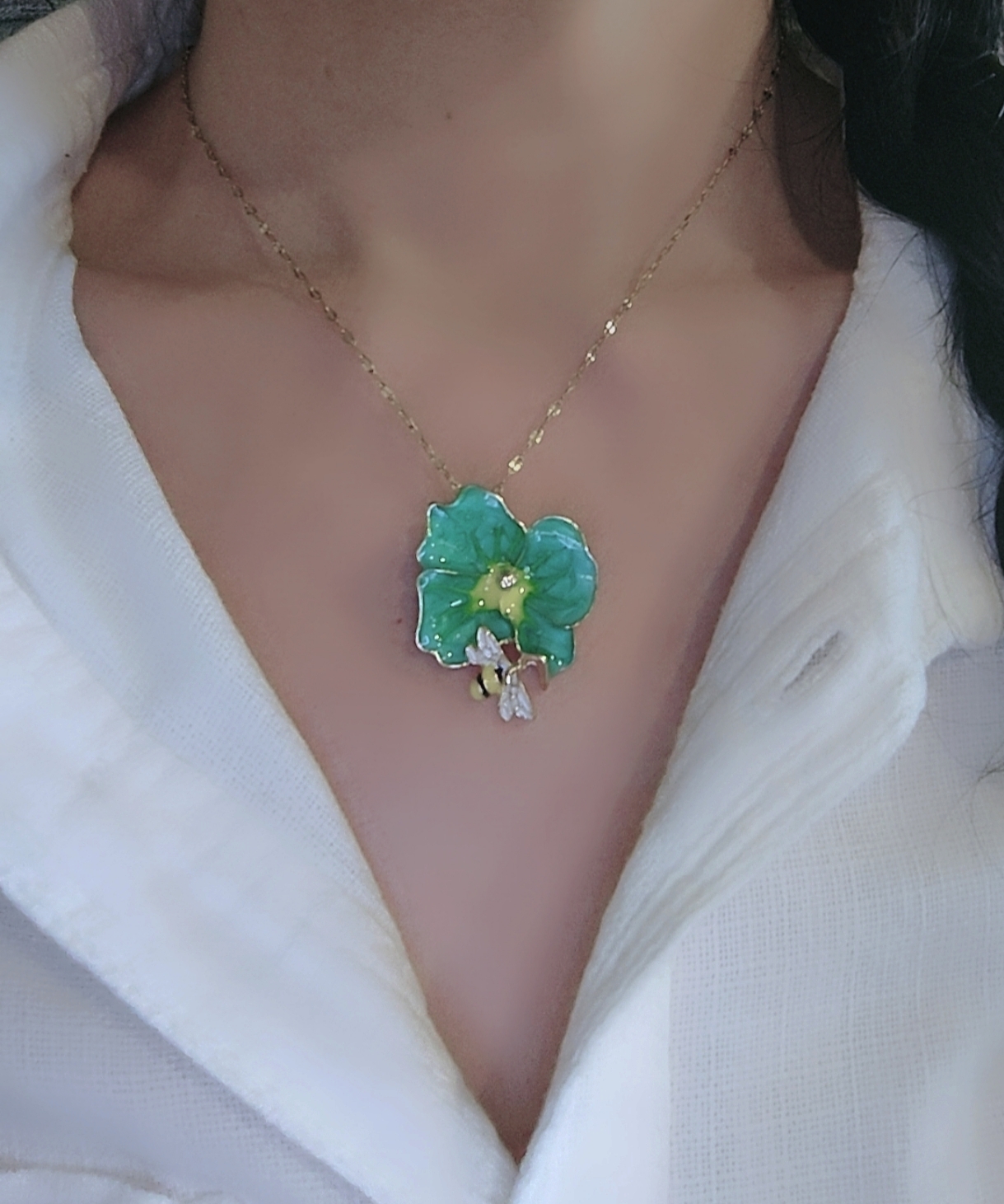 گردنبند زنانه مینا کاری طلایی با آویز فانتزی طرح گل سبز فیروزه ای و پروانه مینا کاری طلایی و سفید برند ترک تنخور