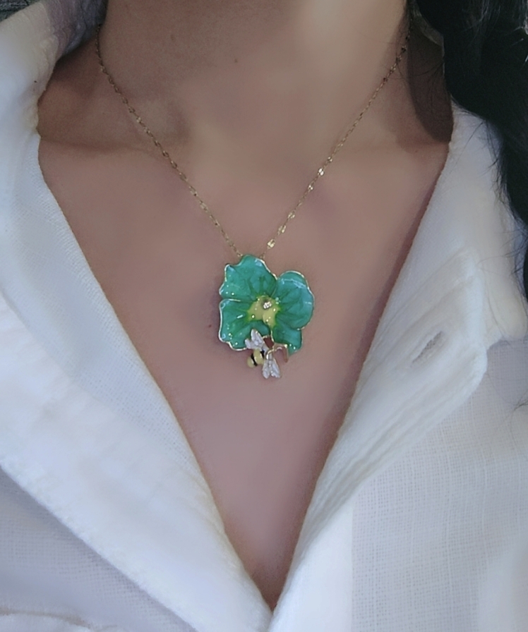 گردنبند زنانه مینا کاری طلایی با آویز فانتزی طرح گل سبز فیروزه ای و پروانه مینا کاری طلایی و سفید برند ترک تنخور