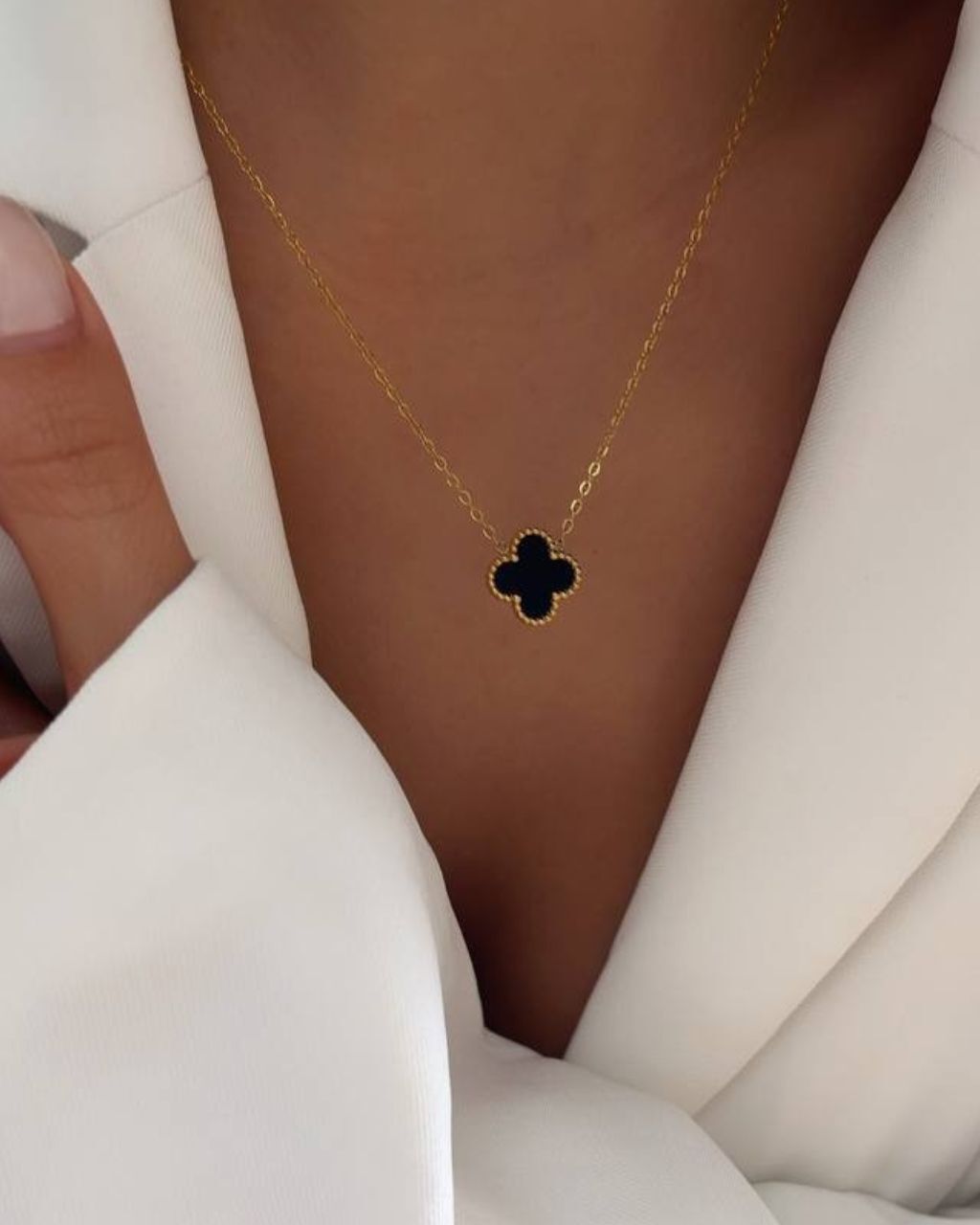 گردنبندزنانه ون کلیف با زنجیر استیل طلایی و آویز مشکی برند ترک در نوروژ اکسسوری
