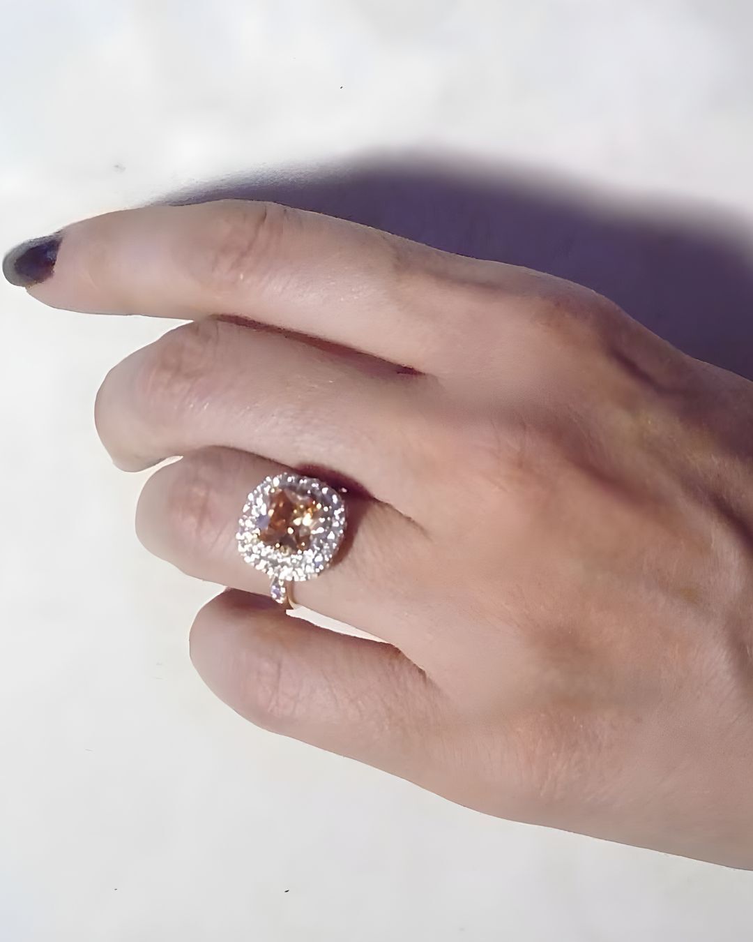  انگشتر زنانه طلایی به شکل مربع با نگین تراش دار درشت رنگی از سواروسکی وتزیین نگین های زیرکونیا برند ژوپینگ نمای نزدیک 